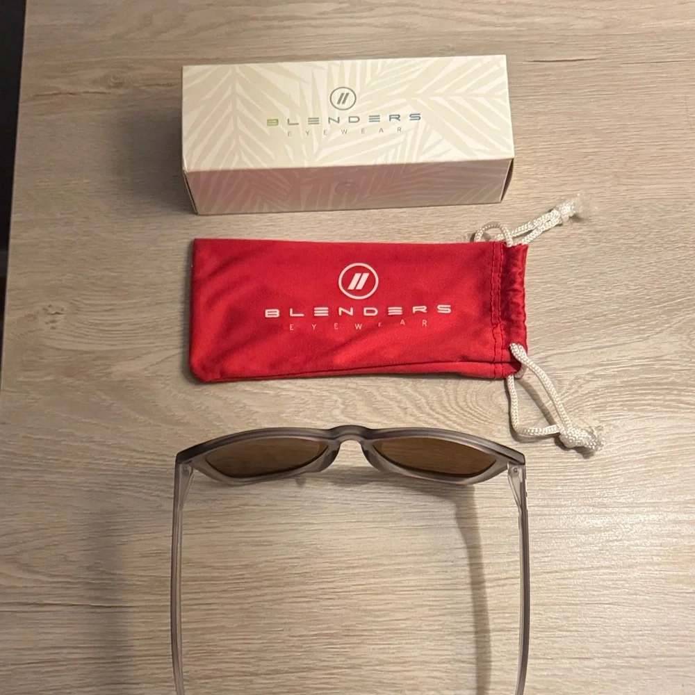 Stylish Sunglasses with Gold Lenses - Picture 3 of 4